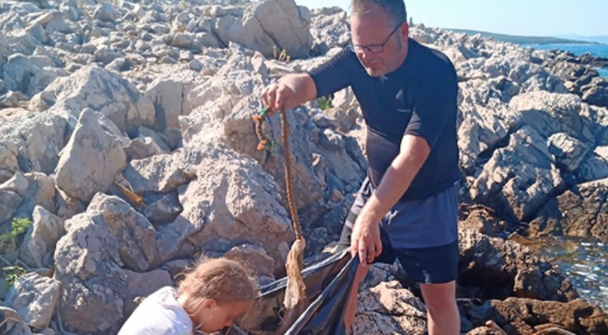 Njemačku obitelj šokirala količina smeća na našem otoku pa su je počistili