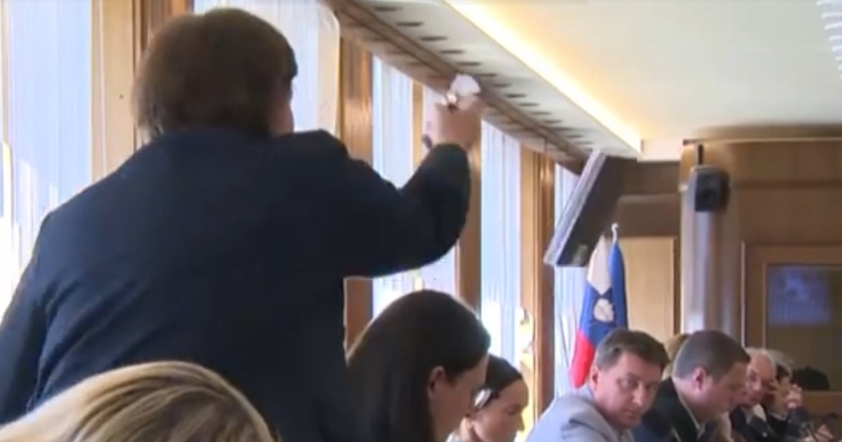 VIDEO Slovenska zastupnica bacila poslovnik prema kolegi: "Ovo je državni udar"