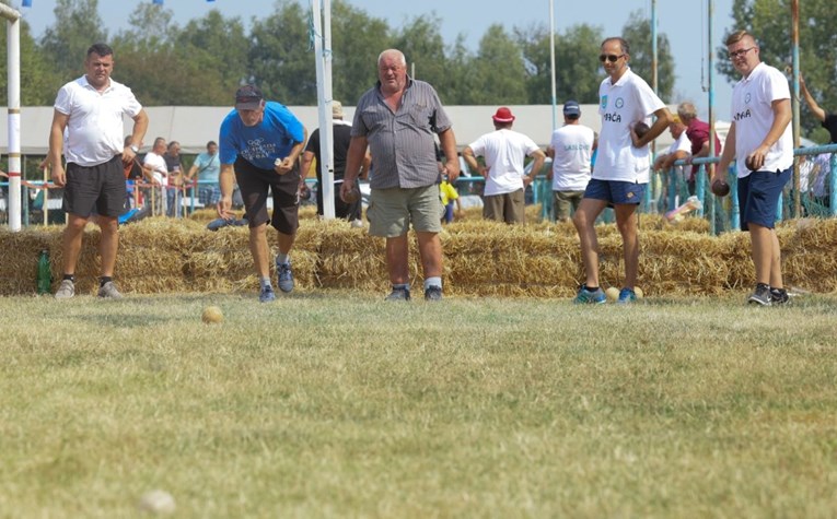 Nisu mu dali da boća s njima pa pijan preorao boćalište u Dalmaciji