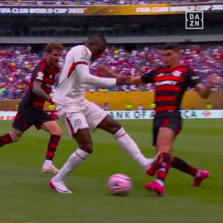 VIDEO Napadač Chelseaja dobio crveni nakon 4 minute igre. Skoro slomio nogu suparniku