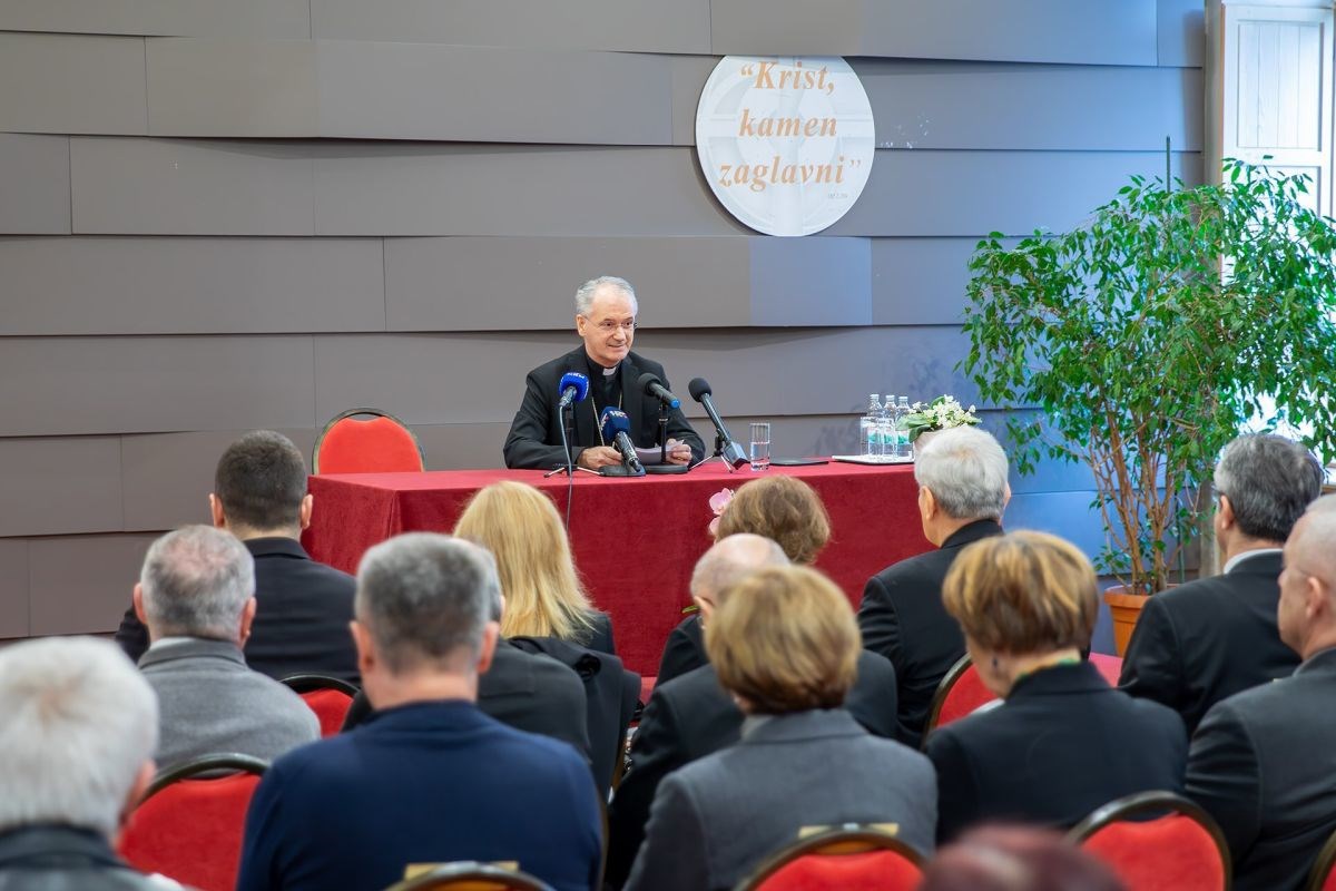 Nadbiskup Kutleša o surogat majčinstvu: Dijete je svedeno na proizvod po narudžbi