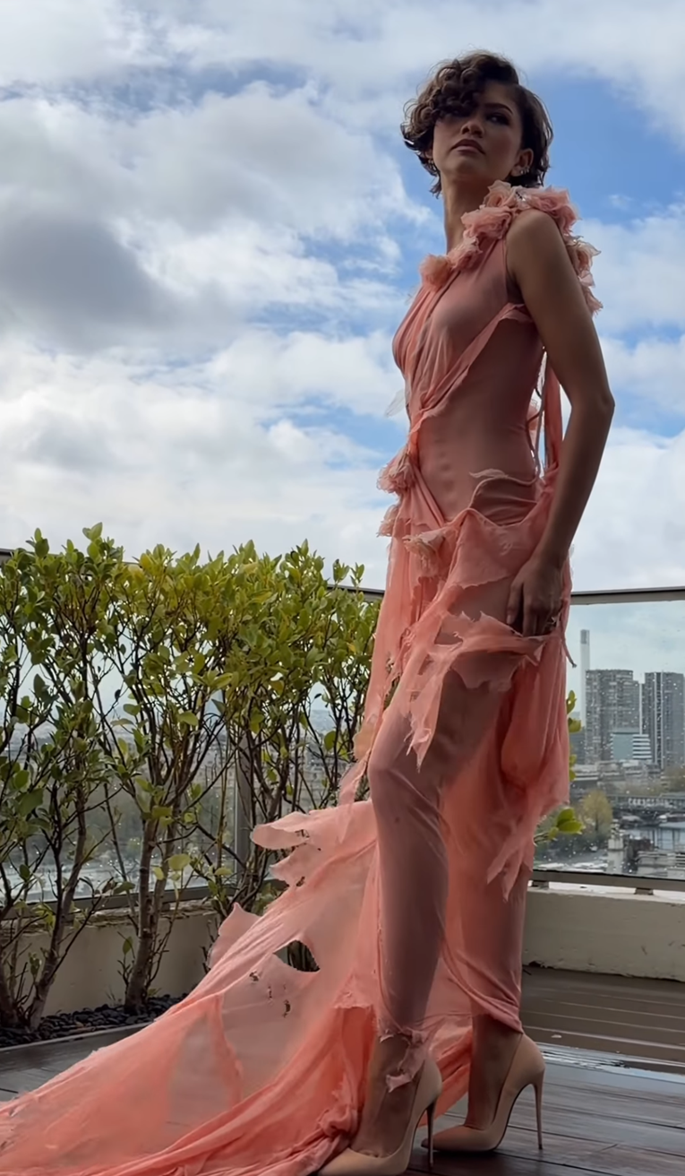 Zendaya zablistala u nježno ružičastoj haljini u Parizu. Izgledala je wow 🤩