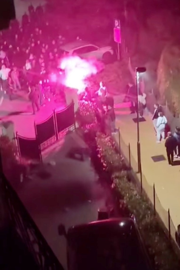 Noćni napad Armade. Razbili bus Slavena pred hotelom, gađali ga bengalkama