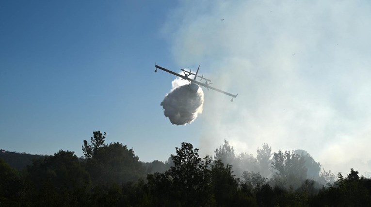 U Sloveniju opet poslani hrvatski kanader i helikopter