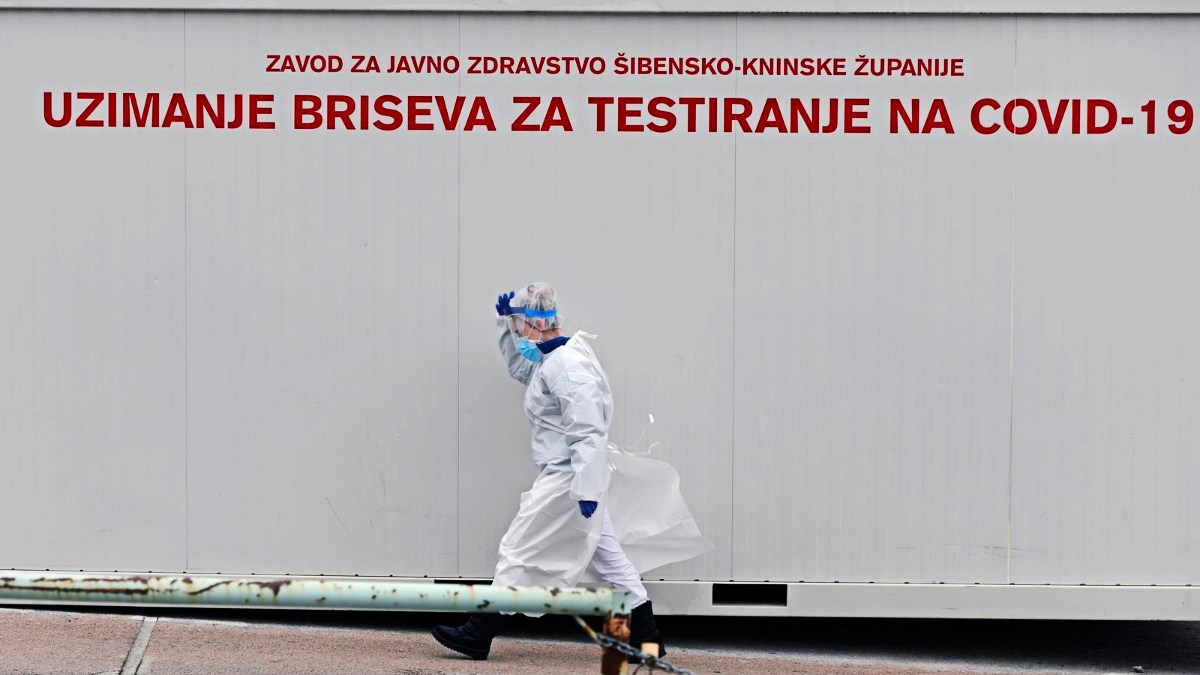 Stožer: 6 umrlih, 14 na respiratoru, 1808 novih slučajeva