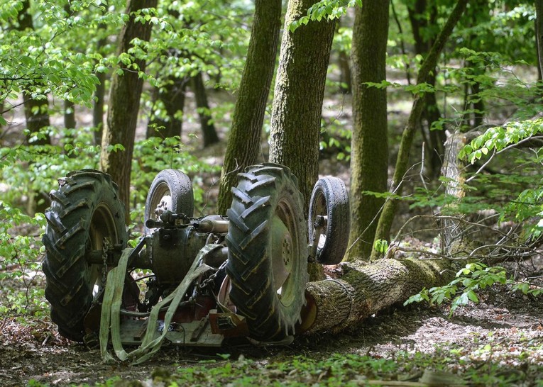 Prevrnuo se traktor u Zagorju. Ozlijeđen vozač