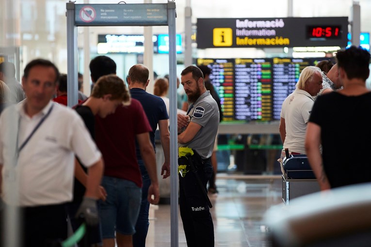 Putnicima u avionu zabranjeno nositi više od dva power banka