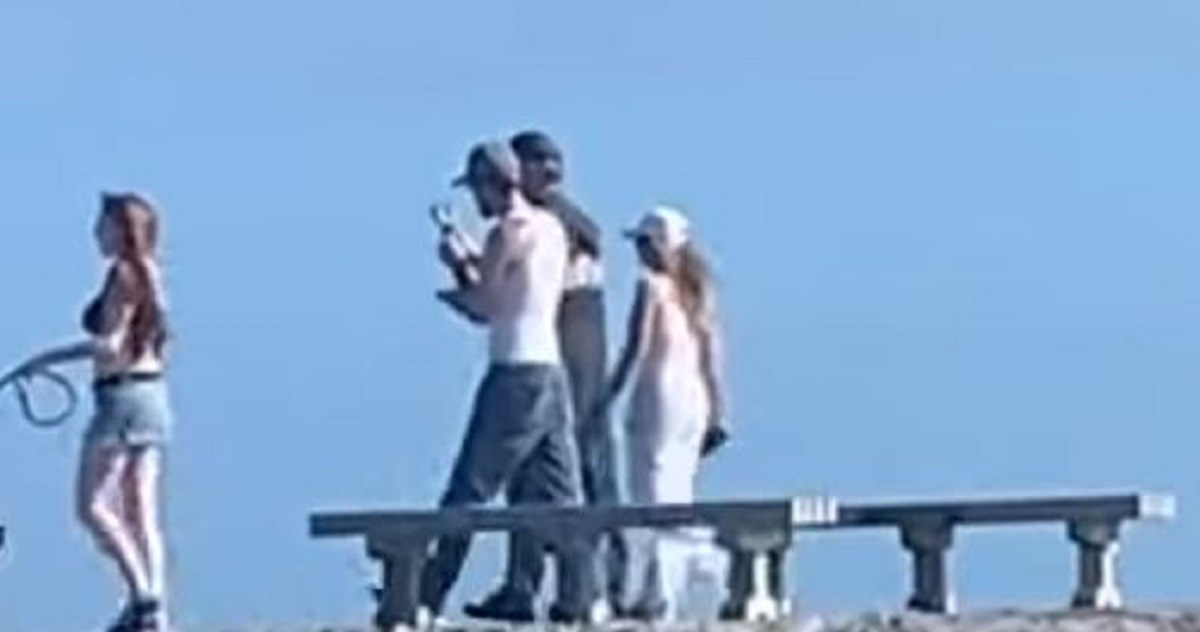 Svi su gledali u curu tijekom šetnje zbog onog što je vodila na uzici