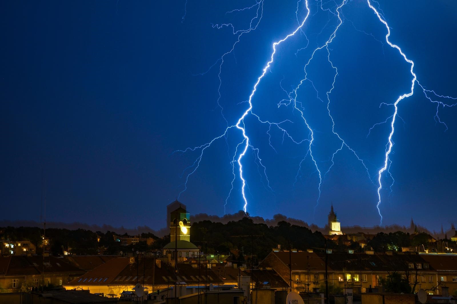 Stiže grmljavinsko nevrijeme s tučom, crveno upozorenje za Zagreb i Osijek