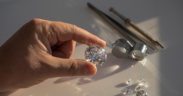 Žena htjela baciti dijamant u smeće pa otkrila da vrijedi 18 milijuna kuna