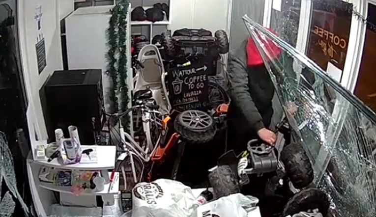 VIDEO U Kaštelima provalio u trgovinu i sve porazbijao, dobro je snimljen