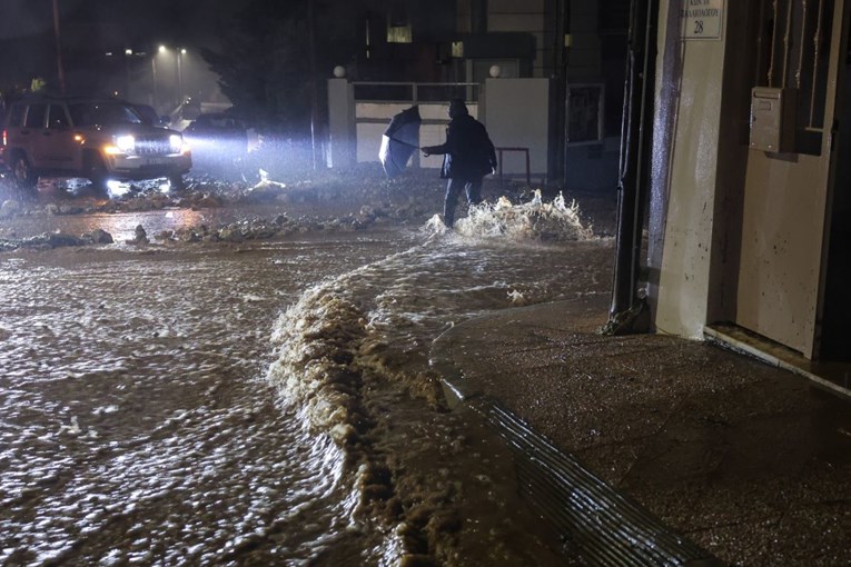 Diljem Grčke poplave, bujice, orkanski vjetar. Dvoje poginulih