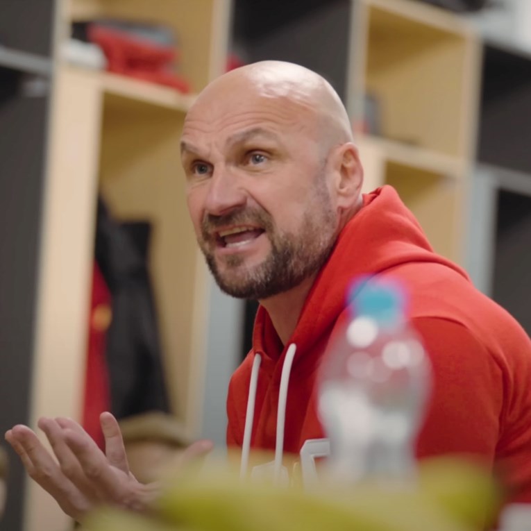 Pogledajte Sopićev govor u svlačionici. Priča na engleskom, psuje na hrvatskom