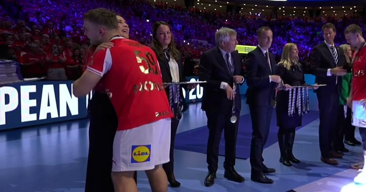 Danskog rukometaša iznenadila kraljica na dodjeli medalja. Pogledajte reakciju