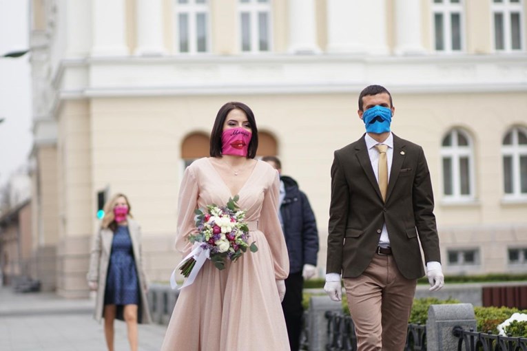 FOTO Koronavirus ih nije zaustavio: Mladi par se vjenčao u Banjoj Luci