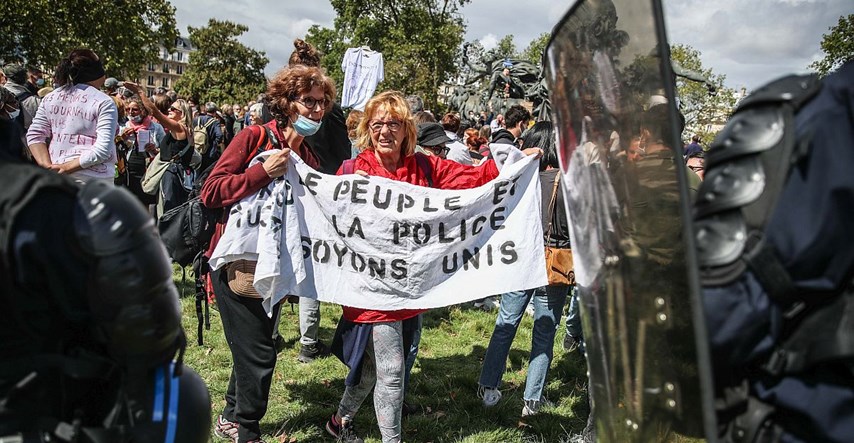 Nekoliko stotina građana Pariza prosvjedovalo protiv obaveznog nošenja maski