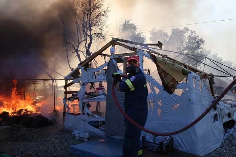 Izgorio migrantski kamp na Lezbosu, tisuće migranata spava uz ceste i na poljima