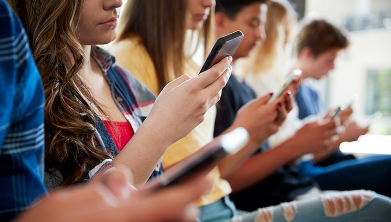 Novi Zeland će zabraniti mobitele u školama zbog pada pismenosti učenika
