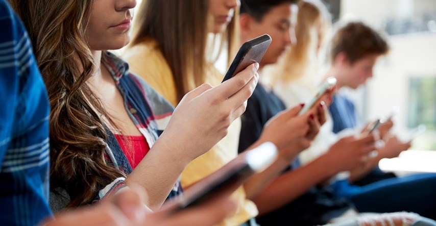Novi Zeland će zabraniti mobitele u školama zbog pada pismenosti učenika