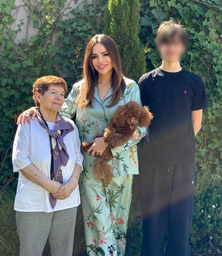 Severina čestitala pratiteljima Uskrs, podijelila je fotografije s mamom i sinom