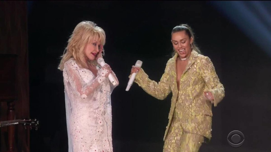 Miley Cyrus prvi put se oglasila nakon smrti svoje kume Dolly Parton