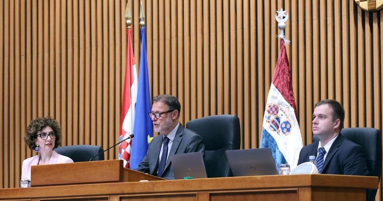 U sabornici obješena replika hrvatske trobojnice iz doba bana Jelačića