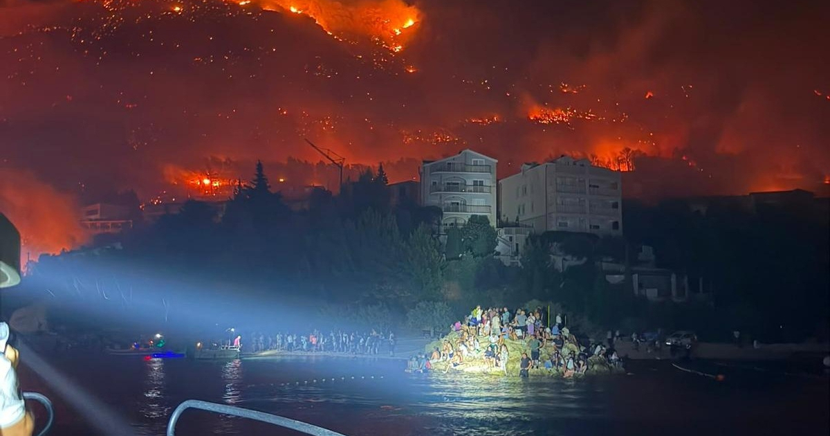 FOTO I VIDEO Gotovo 200 ljudi spašeno iz mora kod Omiša, pred požarom bježali u more