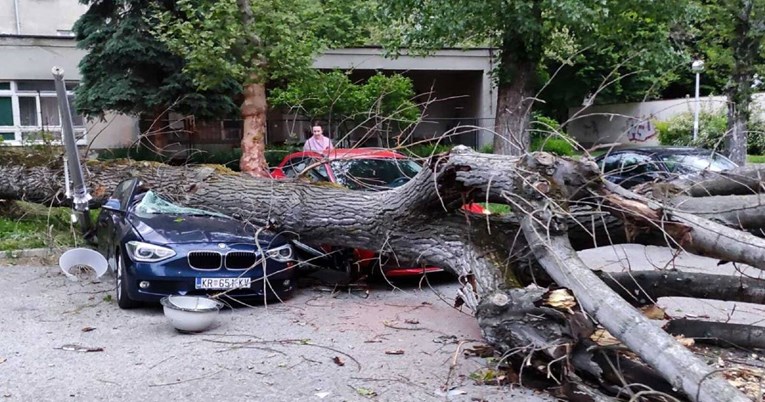 Jako nevrijeme u Zagrebu: DHMZ izdao upozorenje, vjetar srušio stablo na BMW