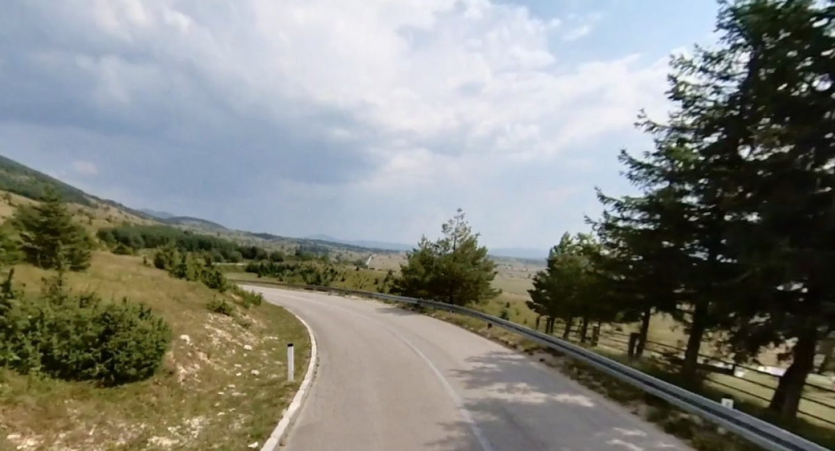 Kod Kupresa nakon prometne stavljao trokut na cestu. Udario ga drugi auto, poginuo je