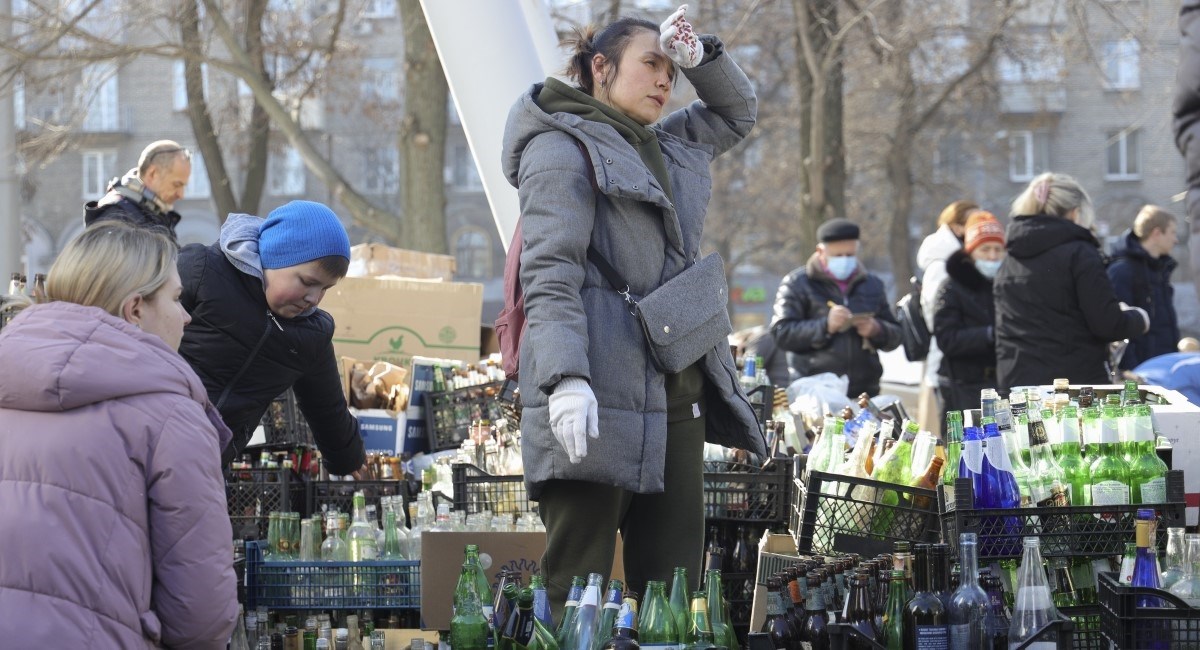 Ukrajinci masovno pripremaju Molotovljeve koktele. Pogledajte fotografije