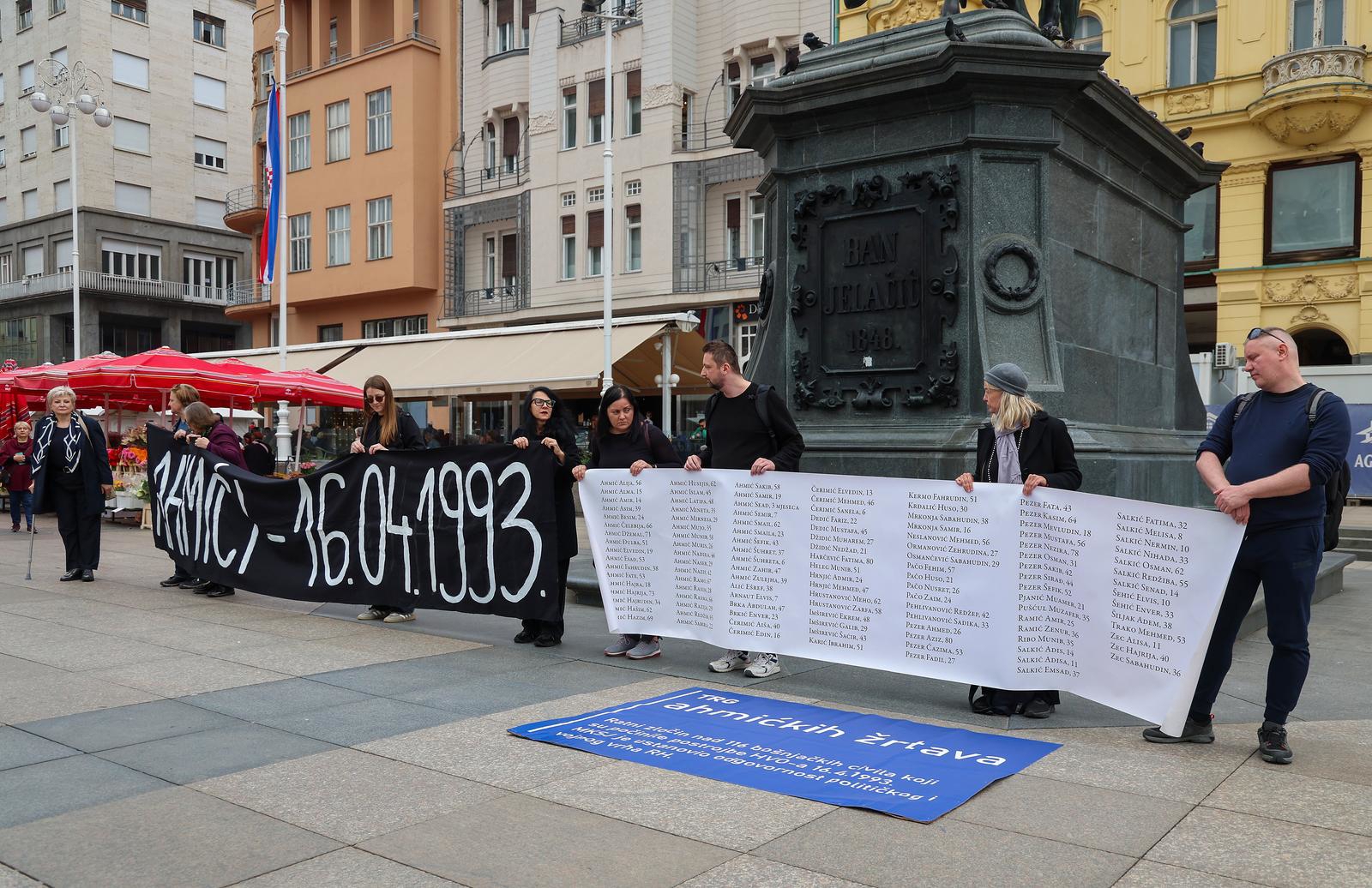 VIDEO Pola sata stajali pred banom Jelačićem: "Tražimo Trg ahmićkih žrtava u Zagrebu"