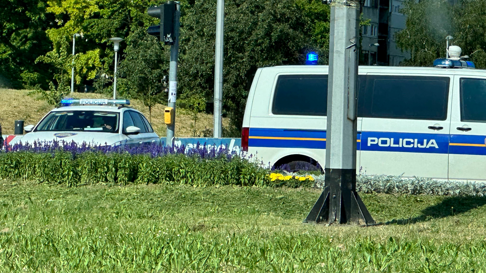 Vozač tamnog auta pobjegao s mjesta nesreće u Zagrebu. Policija traži svjedoke