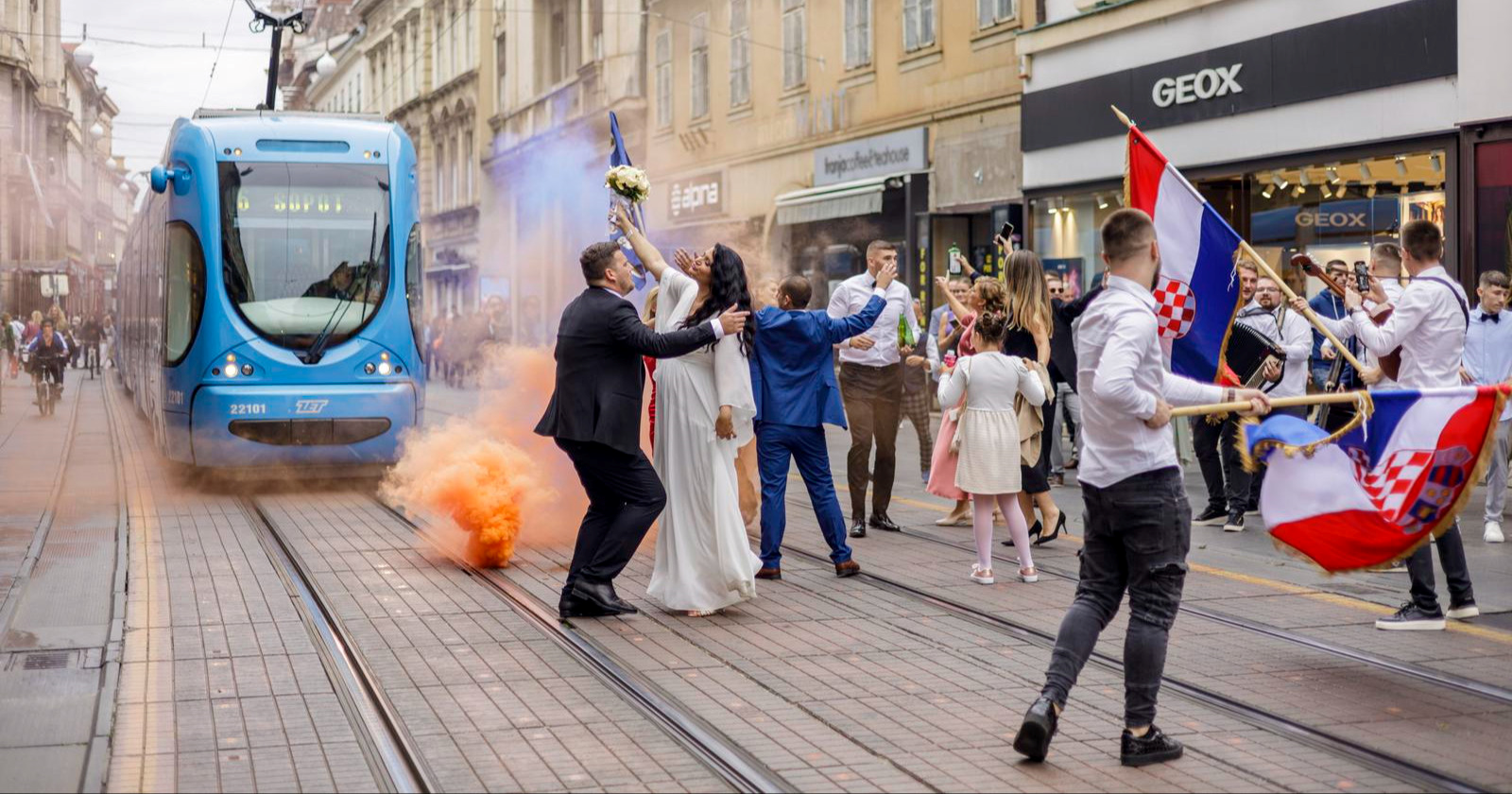 Koliko treba staviti u kuvertu kad si kum/kuma? Ljudi se posvađali oko cifre