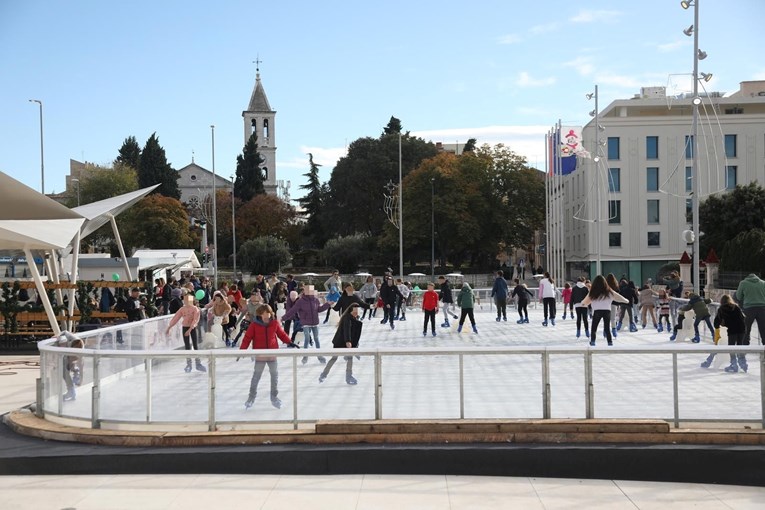 Otvoreno je klizalište u Šibeniku, pogledajte koliko ljudi je danas došlo na klizanje