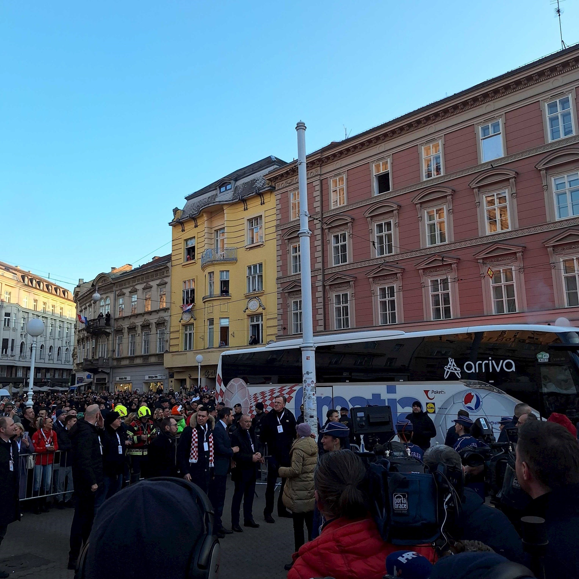 Bus rukometaša na glavnom zagrebačkom trgu dočekala pjesma Marina