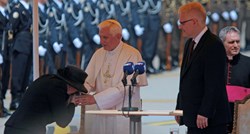 Kosor je papi Benediktu u Zagrebu 2011. ljubila ruku
