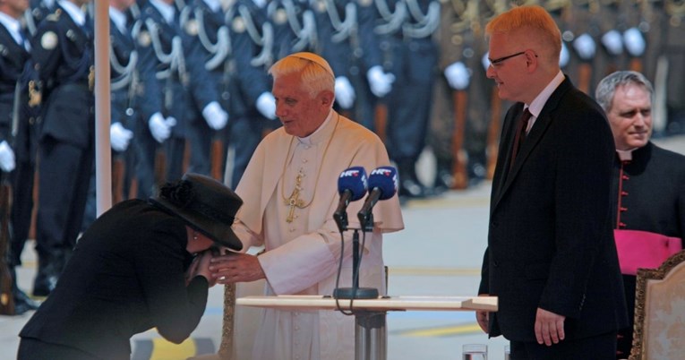 Kosor je papi Benediktu u Zagrebu 2011. ljubila ruku