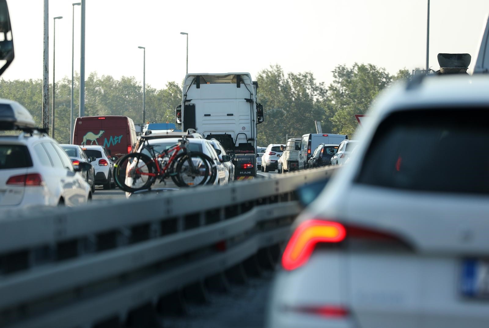 Pojačan promet u smjeru mora i unutrašnjosti, gužva na zagrebačkoj obilaznici