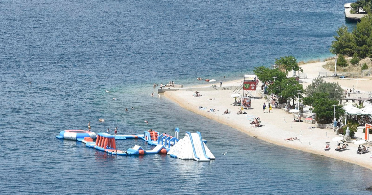 Na plaži Banj u Šibeniku utopila se 72-godišnjakinja