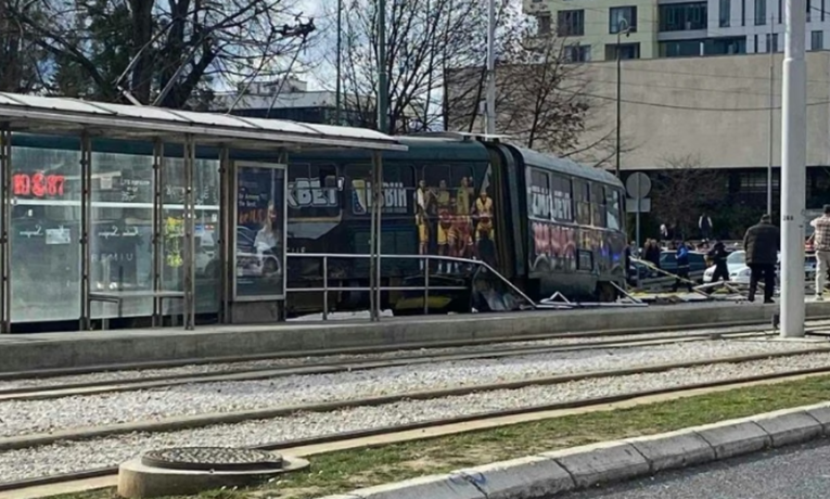 FOTO Tramvaj u Sarajevu iskliznuo s tračnica, poginula žena