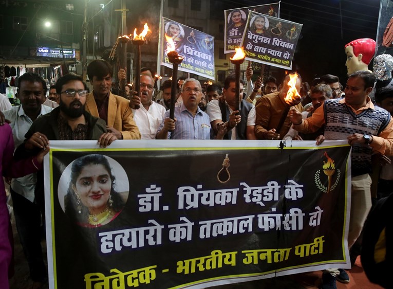 Silovana djevojka u Indiji zapaljena dok je išla na sud, zapalio je silovatelj