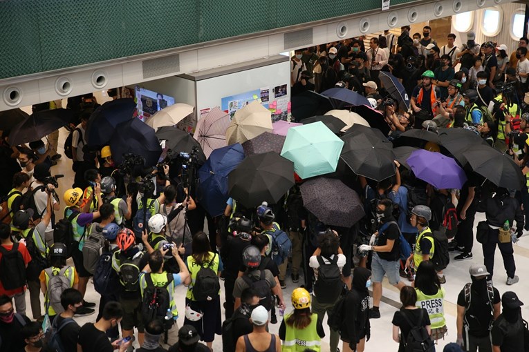 Policija u Hong Kongu suzavcem rastjeruje prosvjednike
