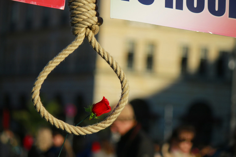 Bacio Molotovljev koktel na vladinu zgradu. Iran ga je objesio