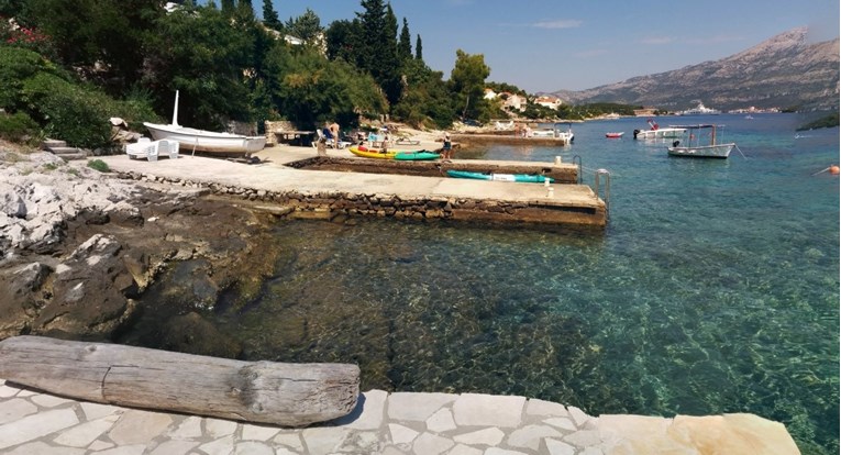 Na Korčuli povukao dječaka na morsko dno, smetalo mu što skače s "njegovog" mula