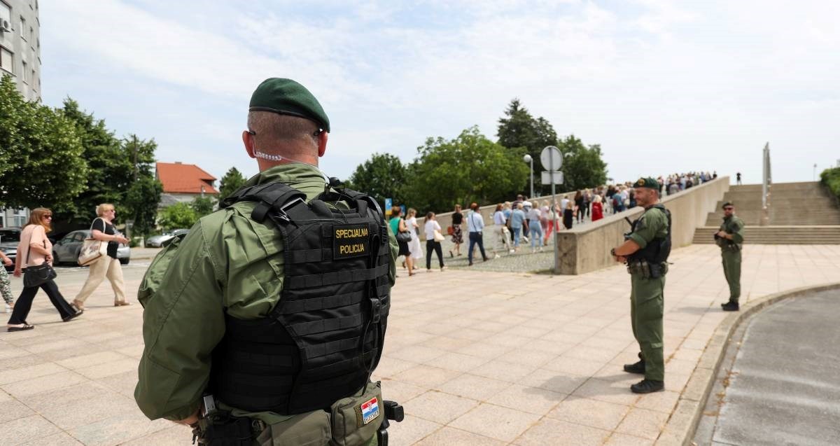 Policija: Vlada nije zvala specijalce pred NSK zbog štrajkaša, bili su najbliži