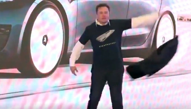 VIDEO Elon Musk izvodio striptiz pred zaposlenicima: "Ovo je neugodno gledati"