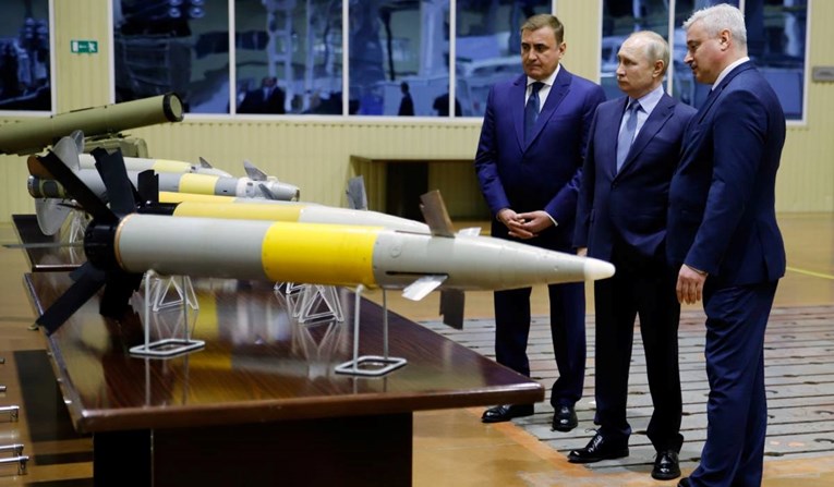 Putin naredio šefovima obrambene industrije da brzo opskrbe rusku vojsku oružjem