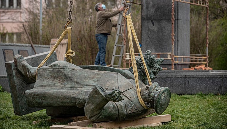 Nepoznata osoba u Pragu stavila zahodsku školjku na mjesto kipa iz 2. svjetskog rata