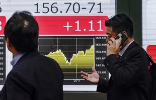 Azijske burze porasle, dolar oštro pao