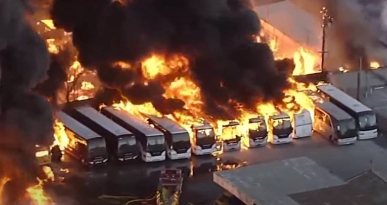 VIDEO Ogroman požar u industrijskom području Kalifornije, gore objekti i autobusi